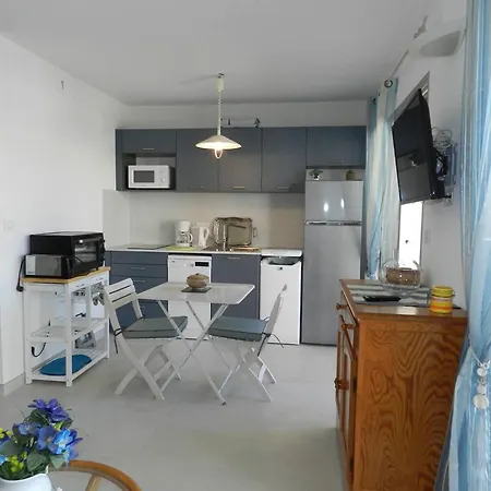 Apartment Avec Terrasse, Parking Privatif Et Proche - - Fr-1-251-772 *